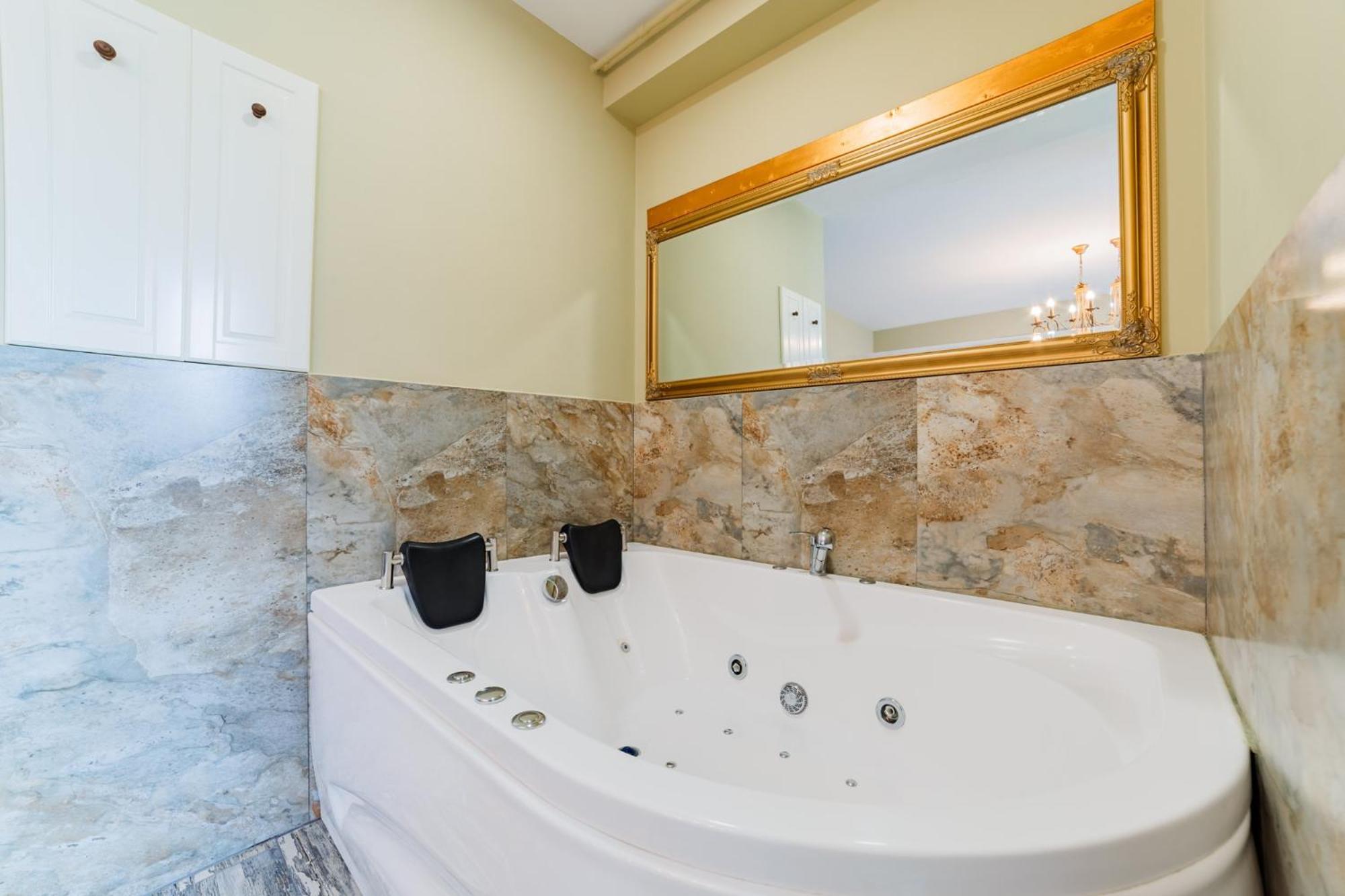 Romantic Jacuzzi Chic Apartment Сіная Екстер'єр фото